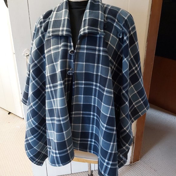 Cape - Picture 3 of 4